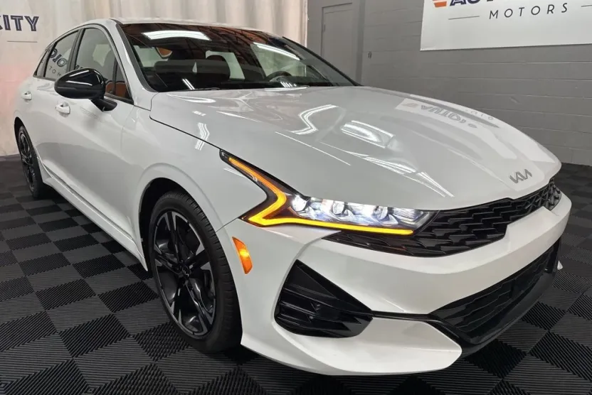 2023 Kia K5 GT-Line photo 1