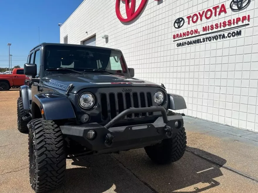 2017 Jeep Wrangler Unlimited Sahara photo 1