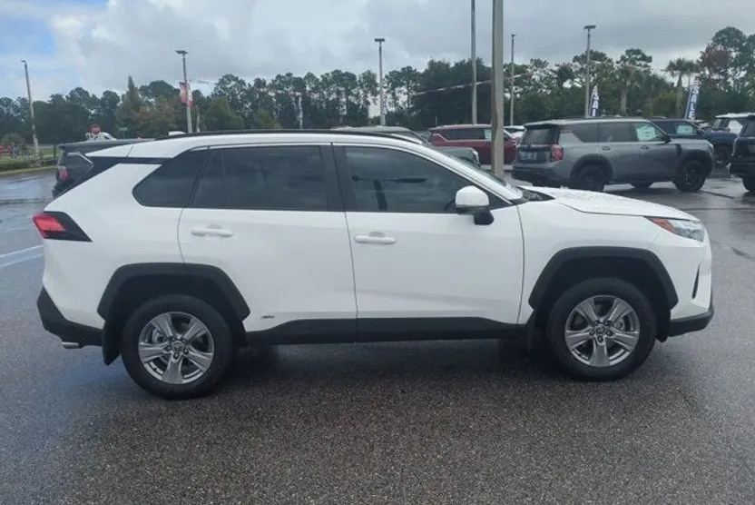 2024 Toyota RAV4 Hybrid XLE photo 1