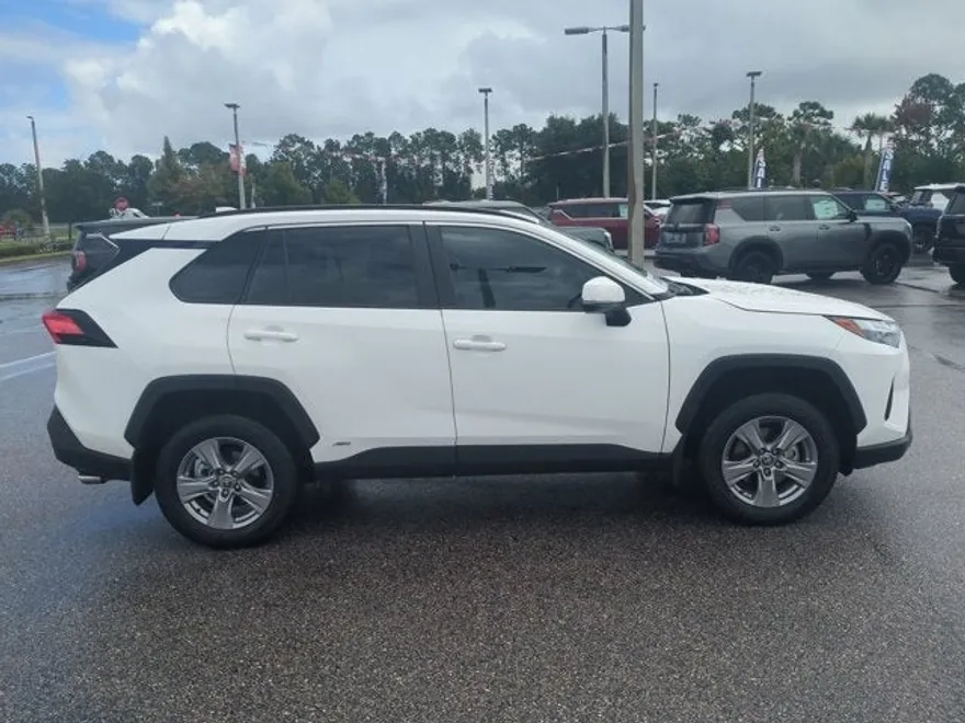 2024 Toyota RAV4 Hybrid XLE photo 1