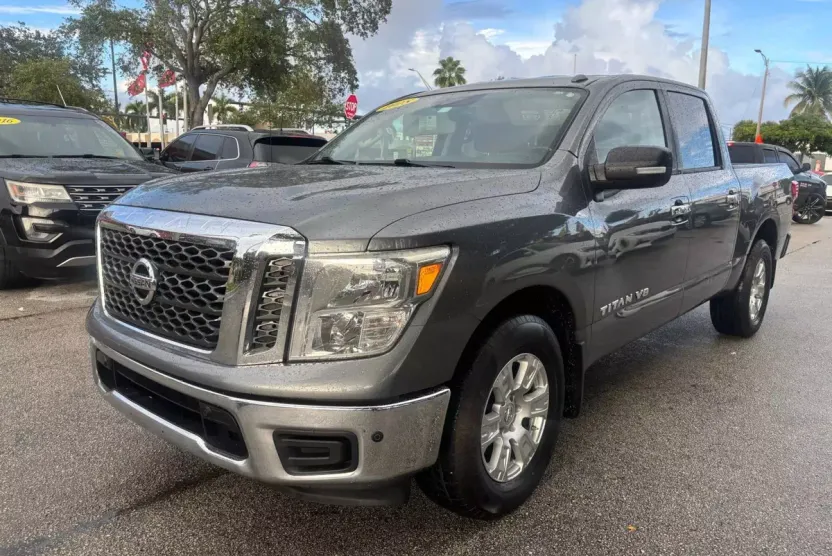 2018 Nissan Titan Crew Cab SV photo 1