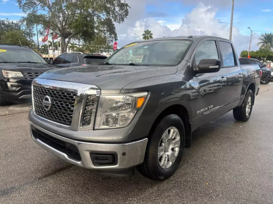 2018 Nissan Titan Crew Cab SV photo 1