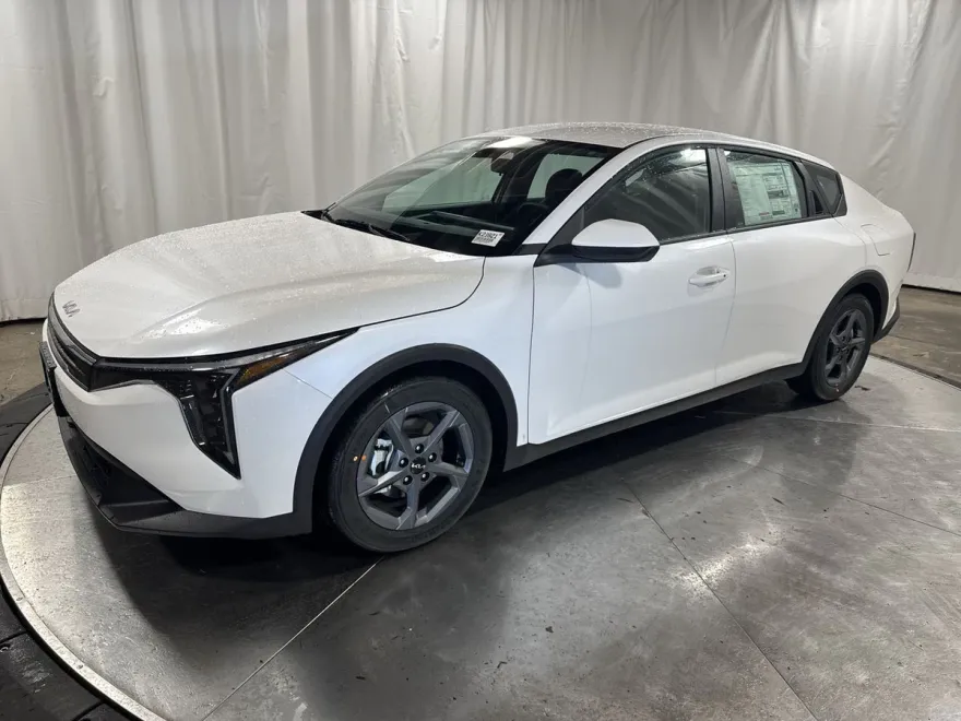 2025 Kia K4 LXS photo 1