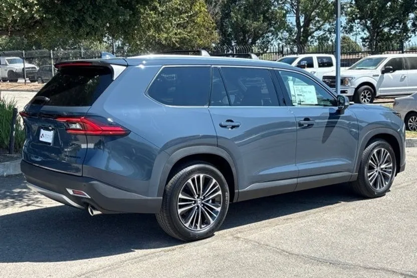 2025 Toyota Highlander Hybrid Platinum photo 1