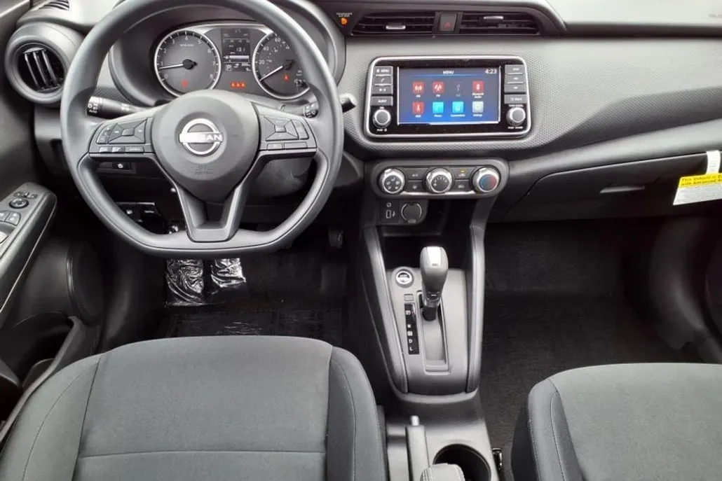 2025 Nissan Kicks Play S photo 1