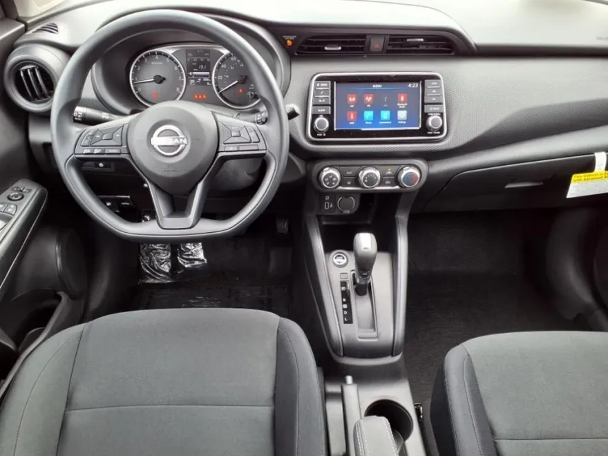 2025 Nissan Kicks Play S photo 1