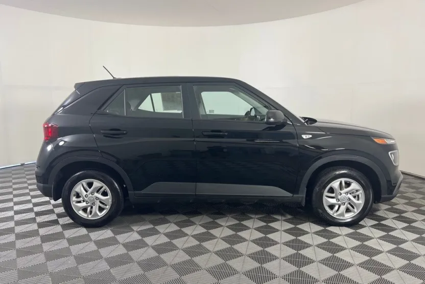 2025 Hyundai Venue SE photo 1