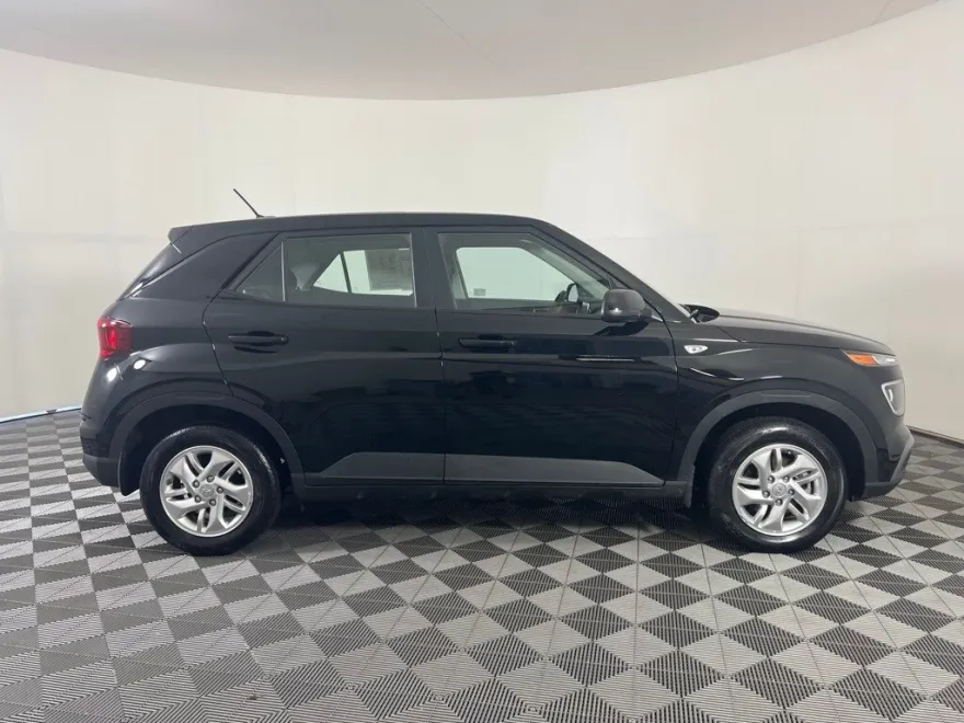 2025 Hyundai Venue SE photo 1