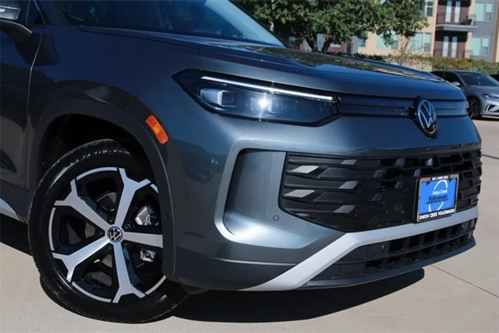 2025 Volkswagen Tiguan SE photo 1
