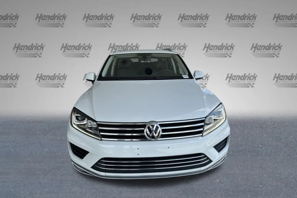 2015 Volkswagen Touareg Sport photo 1
