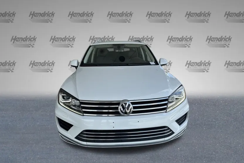 2015 Volkswagen Touareg Sport photo 1