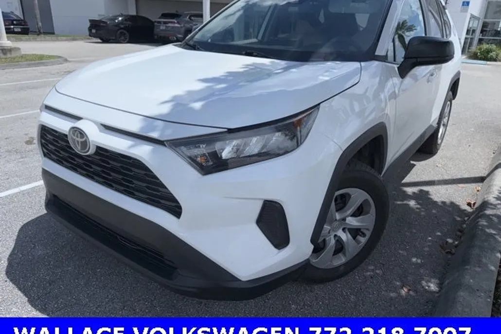 2019 Toyota RAV4 LE photo 1