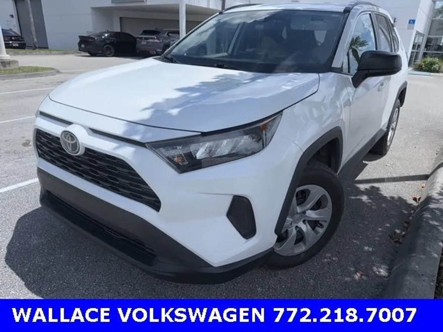 2019 Toyota RAV4 LE photo 1