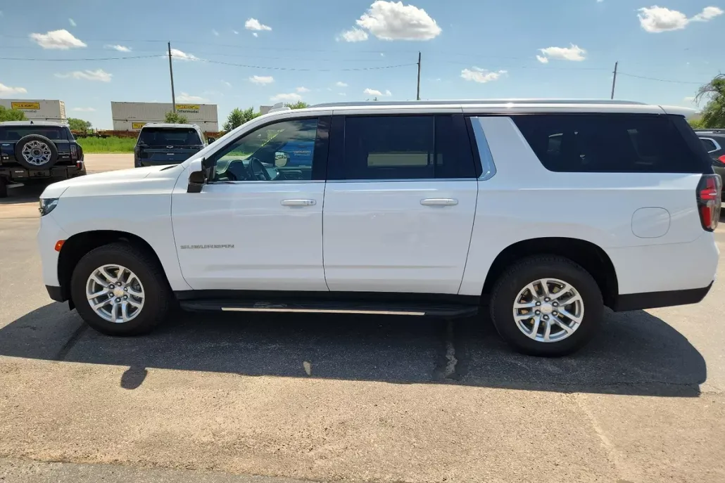 2023 Chevrolet Suburban LT photo 1