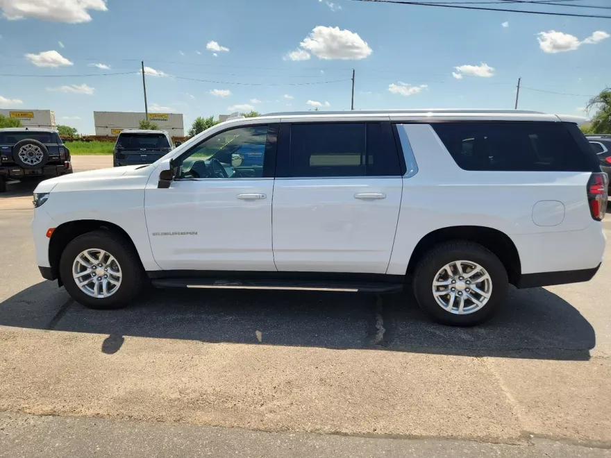 2023 Chevrolet Suburban LT photo 1