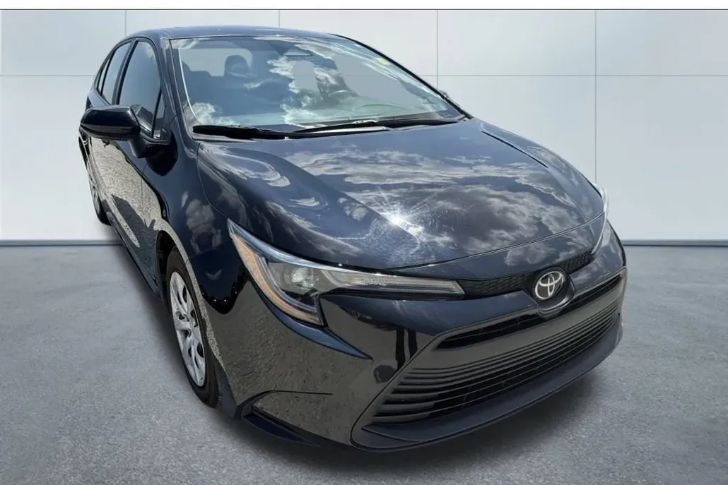 2023 Toyota Corolla LE photo 1