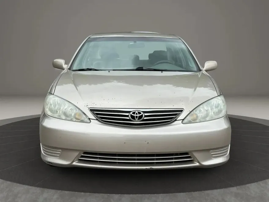 2005 Toyota Camry LE photo 1