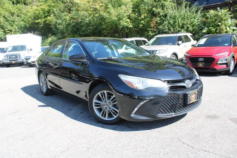 2015 Toyota Camry SE photo 1