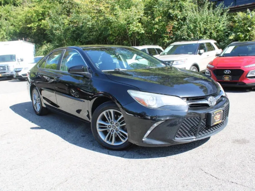 2015 Toyota Camry SE photo 1