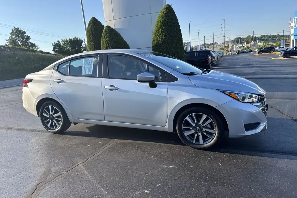 2024 Nissan Versa 1.6 SV photo 1