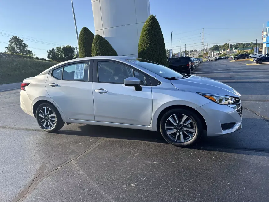2024 Nissan Versa 1.6 SV photo 1
