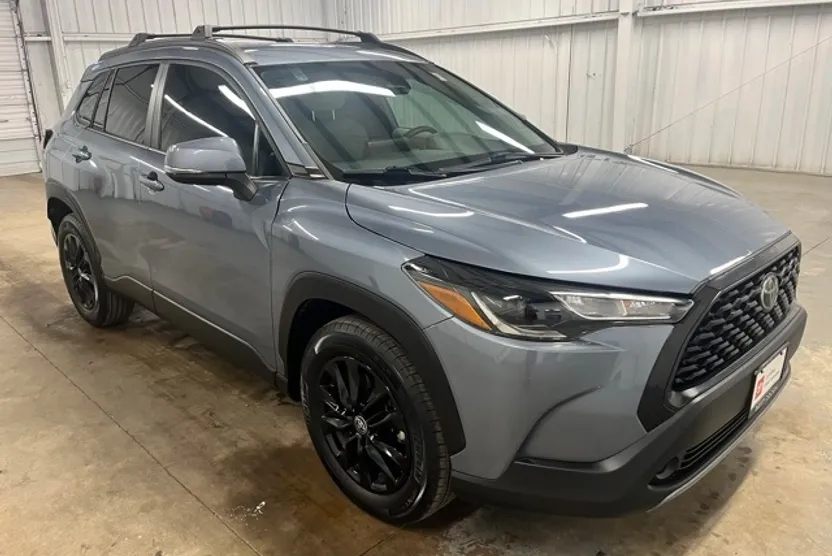 2023 Toyota Corolla Cross LE photo 1