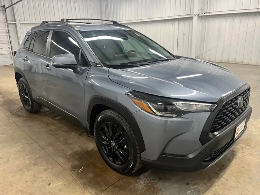 2023 Toyota Corolla Cross LE photo 1