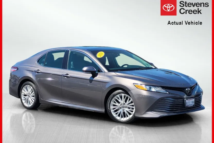 2020 Toyota Camry XLE photo 1