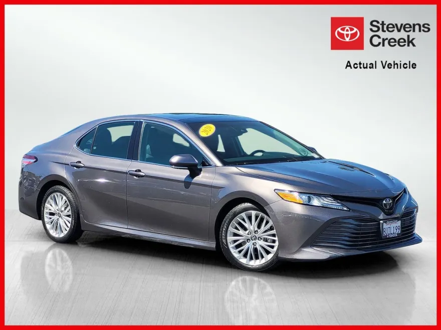 2020 Toyota Camry XLE photo 1