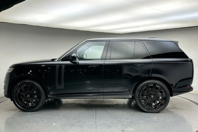 2025 Land Rover Range Rover SE photo 1