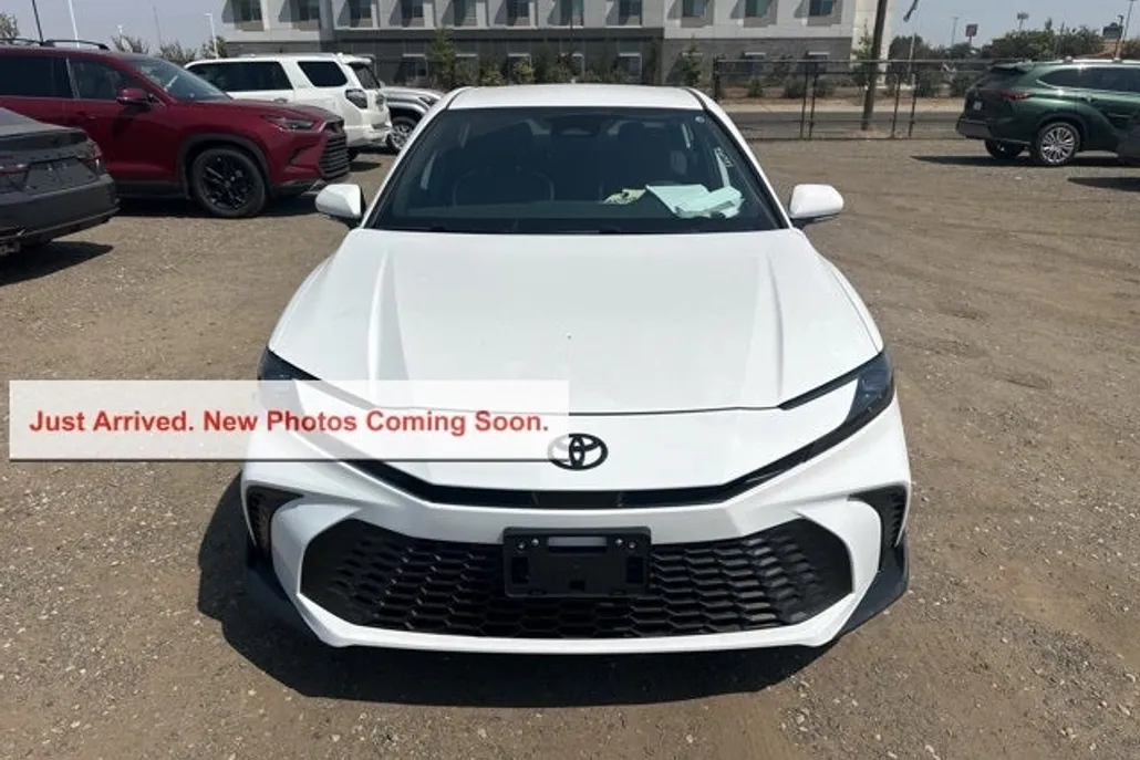 2025 Toyota Camry SE photo 1