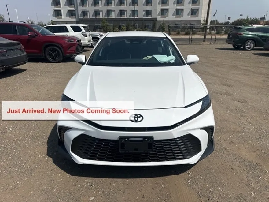 2025 Toyota Camry SE photo 1