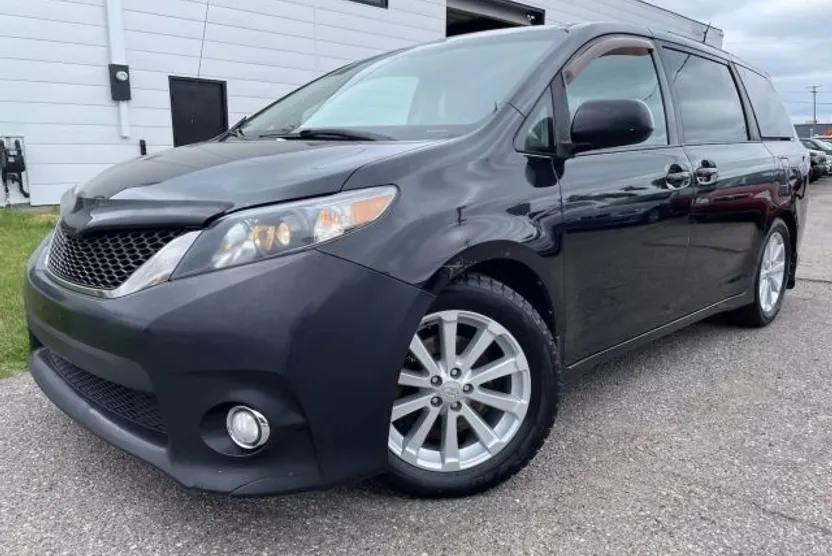 2011 Toyota Sienna SE photo 1