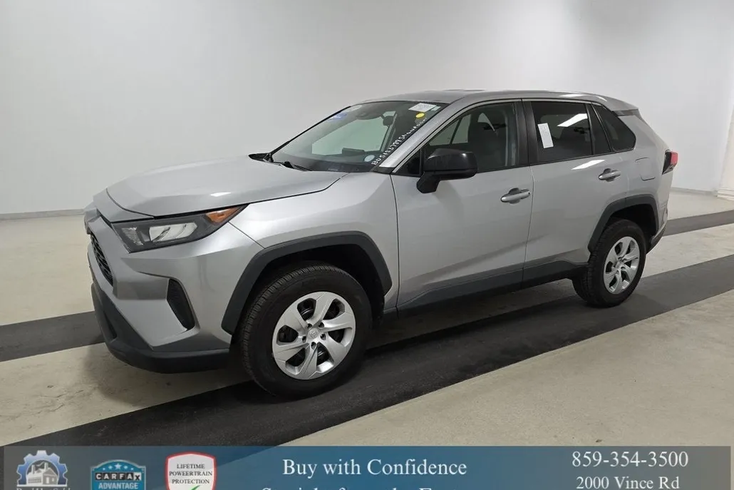 2022 Toyota RAV4 LE photo 1