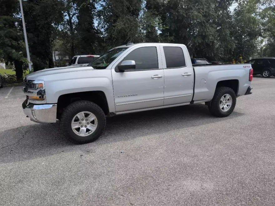 2018 Chevrolet Silverado 1500 LT photo 1