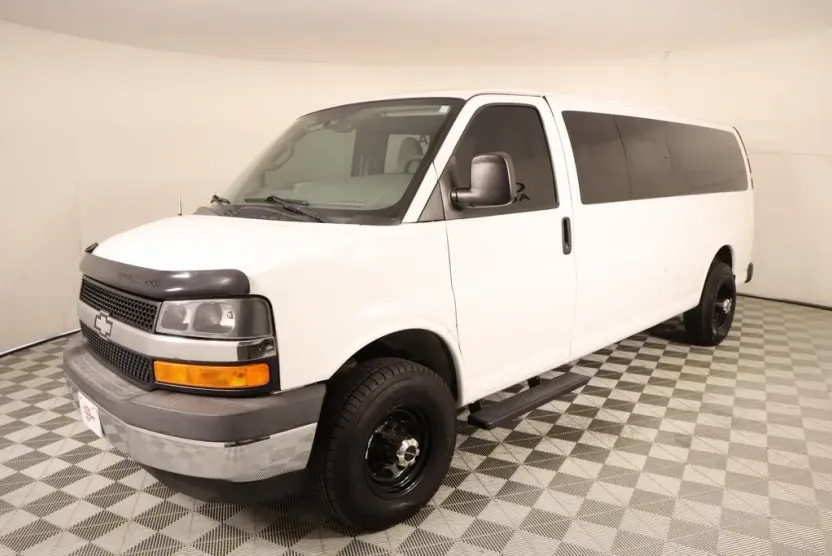 2017 Chevrolet Express 3500 LT Passenger photo 1