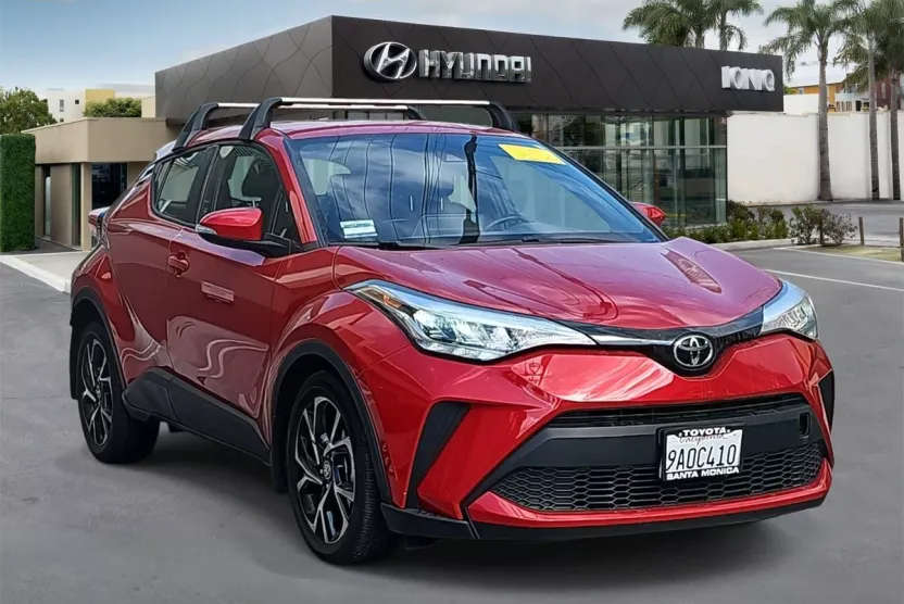 2021 Toyota C-HR XLE photo 1