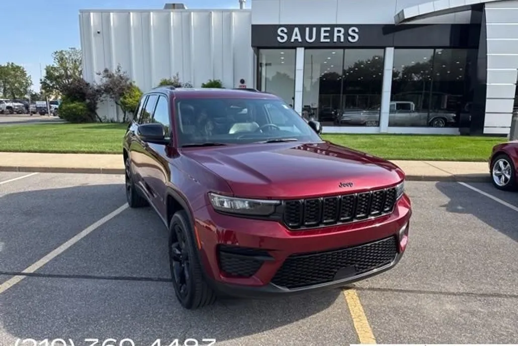 2023 Jeep Grand Cherokee Laredo Altitude photo 1