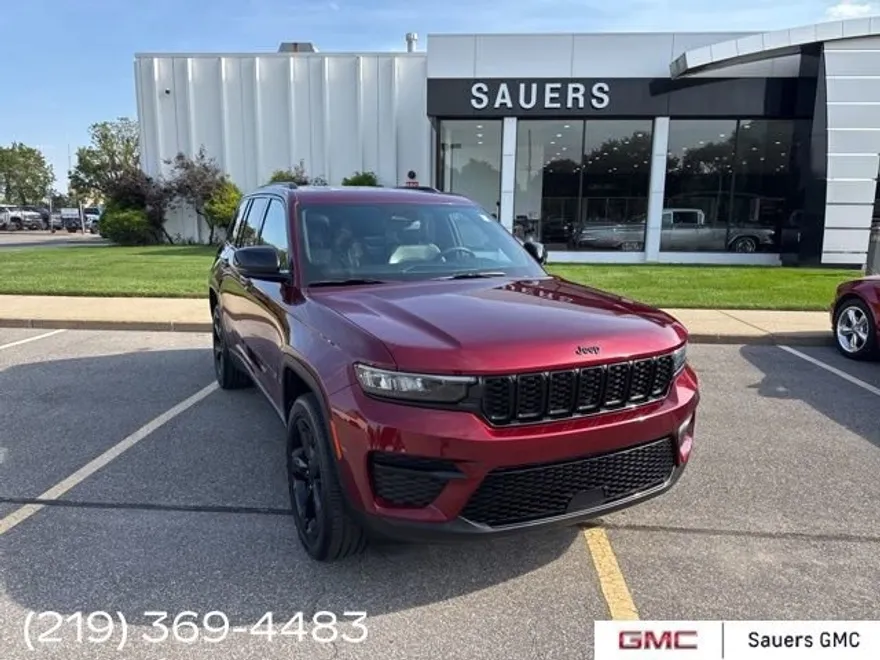 2023 Jeep Grand Cherokee Laredo Altitude photo 1