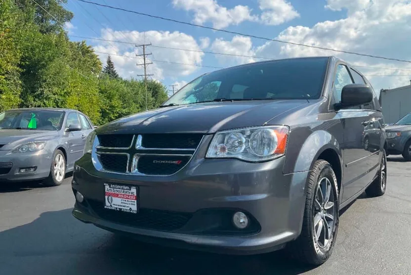 2017 Dodge Grand Caravan SXT photo 1