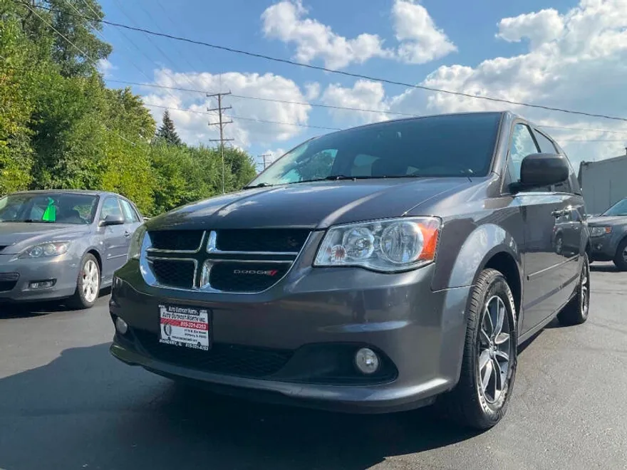 2017 Dodge Grand Caravan SXT photo 1