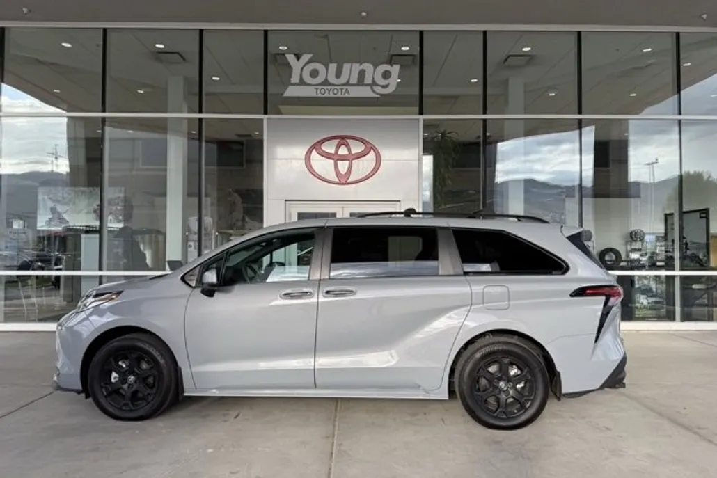 2025 Toyota Sienna Woodland Edition photo 1