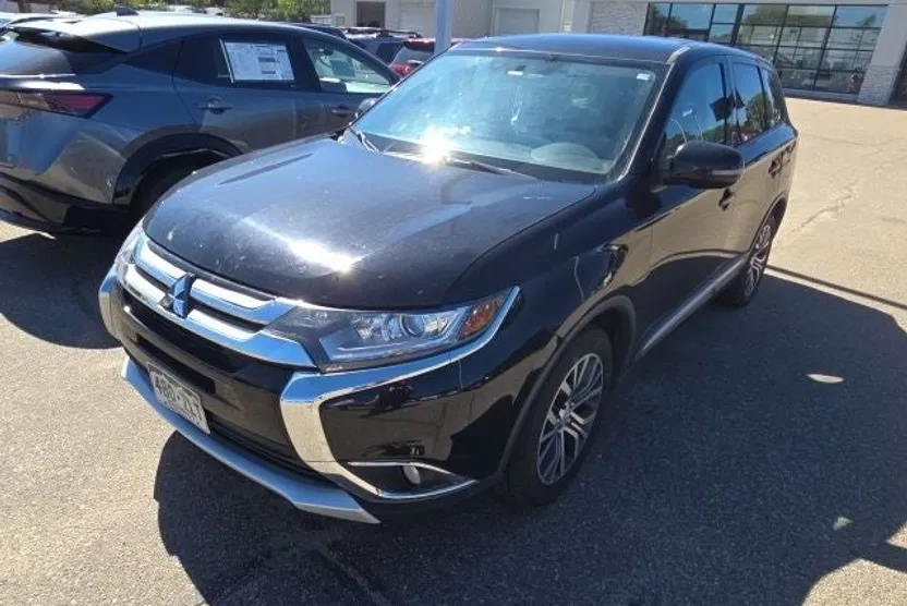 2017 Mitsubishi Outlander SE photo 1