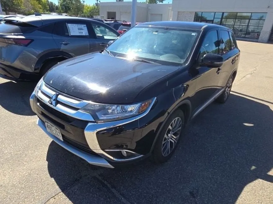 2017 Mitsubishi Outlander SE photo 1