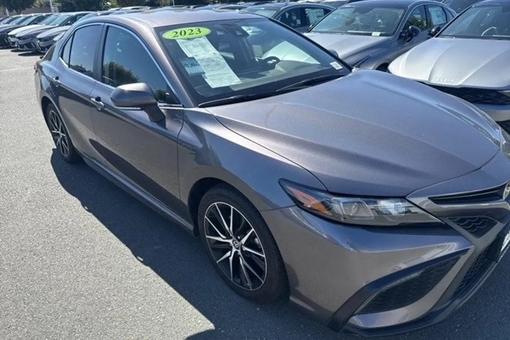 2023 Toyota Camry SE photo 1