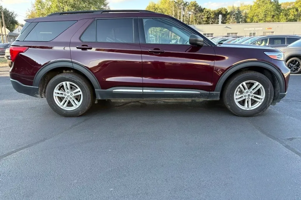 2022 Ford Explorer XLT photo 1