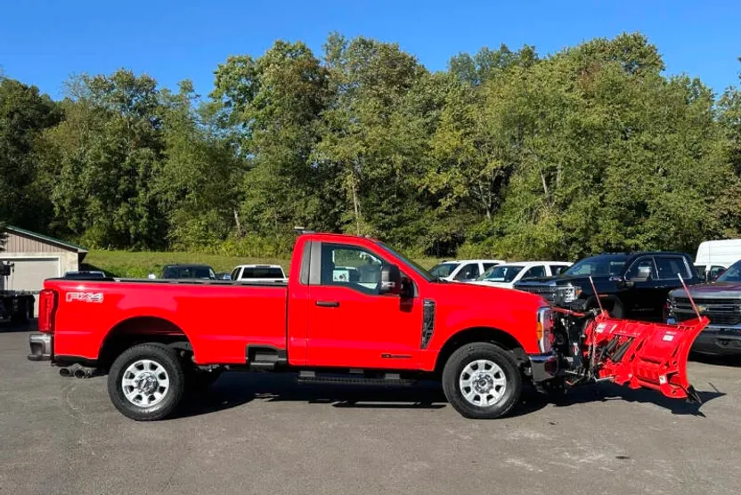 2023 Ford F-350 XLT photo 1
