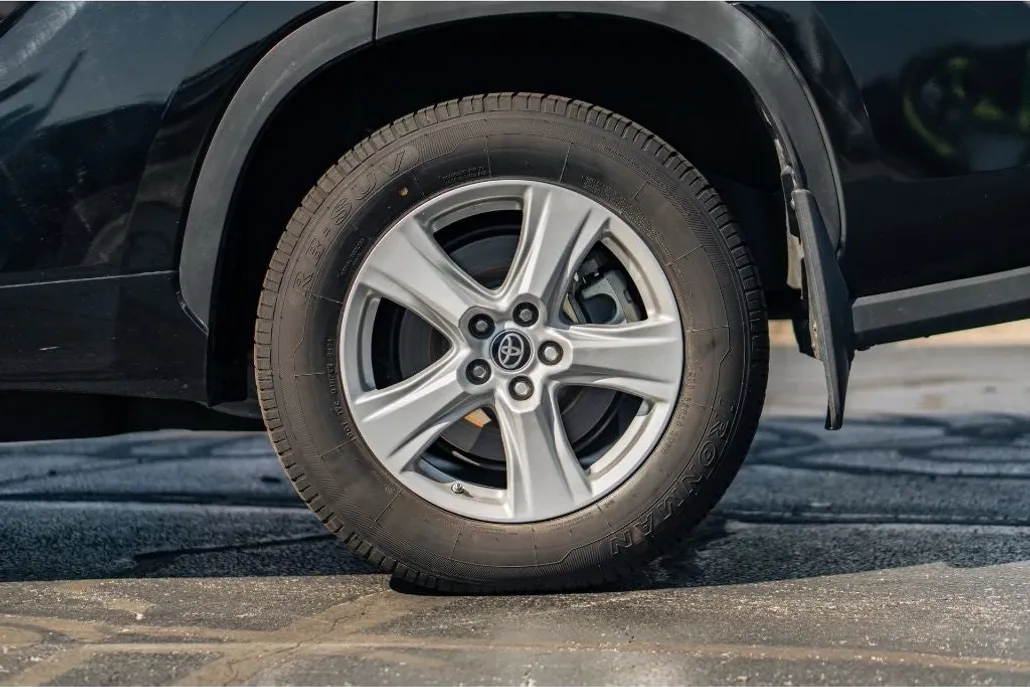 2023 Toyota Highlander LE photo 1