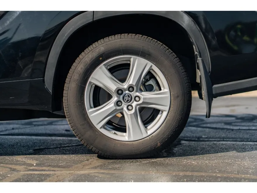 2023 Toyota Highlander LE photo 1