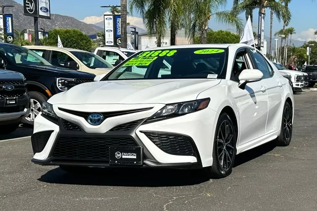 2024 Toyota Camry Hybrid SE photo 1